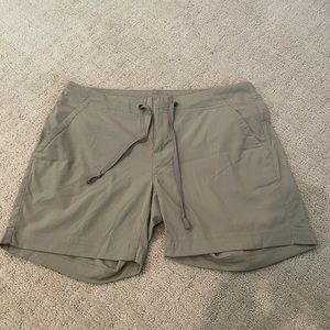 Columbia - women’s size 6 shorts - used, like new